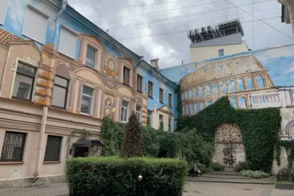 Спрятанные жемчужины: Секретные дворы, парадные и стрит-арт